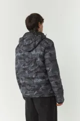 Campera puffer negra de nylon con capucha desmontable, cuello medio y bolsillos con cierre.
