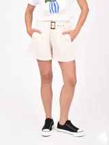 Short de tiro alto color crema, con pinzas delanteras, bolsillos laterales y cinturón incorporado con hebilla rectangular a tono.