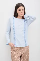 Remera de manga larga color blanco, con diseño de volados verticales en el frente y en los puños. Confeccionada en tejido suave y confortable, con un calce cómodo y favorecedor.