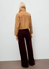 Pantalón de pana de tiro alto y corte wide leg, color bordó, con diseño de cinco bolsillos, cierre de botón y cremallera, y trabillas para cinturón.