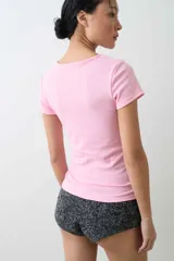 Remera de manga corta y cuello redondo confeccionada en suave tejido rib, con un diseño entallado al cuerpo.