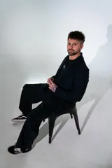 Pantalón sastrero de corte recto y tiro alto, confeccionado en lycra de color negro. Presenta cierre frontal con botón, bolsillos laterales y un diseño que combina la estructura de la sastrería con la comodidad de un tejido elástico.