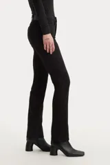 Jeans negros de tiro alto, ajustados en cadera y muslos, con diseño de pierna recta y cierre en bragueta.