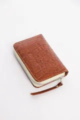 Billetera marrón de cuero vacuno con textura de cocodrilo, cierre metálico y múltiples compartimentos para tarjetas y billetes.