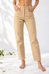 Pantalón de gabardina color beige, de corte recto y holgado, tiro medio con bolsillos delanteros y traseros.