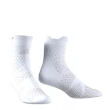 Medias deportivas Adidas modelo Run X 4D, de caña media, color blanco con detalles en gris. Presentan un diseño técnico con zonas de ventilación y soporte.