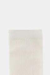 Par de calcetines de caña media, color beige claro, con textura acanalada (rib).