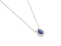 Collar de plata 925 con dije en forma de lágrima con cristal de color azul zafiro y circonias. El dije mide 1.2cm x 1cm y el largo total del collar es de 40 cm más 3 cm de alargue.