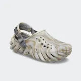 Zuecos Crocs Echo Clog Marbled con diseño marmolado en tonos beige y gris, correa trasera ajustable y orificios de ventilación.