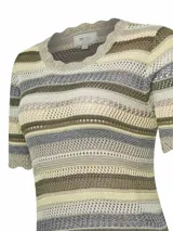 Remera de tejido calado a rayas horizontales en tonos beige, marrón, verde y gris. Tiene cuello redondo con borde ondulado y mangas cortas con borde ondulado.