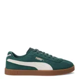 Championes Puma modelo Club II Era Suede, con diseño inspirado en el estilo terrace. Presentan una parte superior de gamuza en color verde oscuro, con la icónica franja lateral de la marca en color blanco y suela de goma color caramelo.