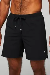 Short deportivo negro de alto rendimiento con cintura elástica y cordón ajustable. Cuenta con múltiples bolsillos, incluyendo opciones con cremallera y ocultos, y un pequeño logo reflectante en el dobladillo inferior.