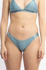 Bombacha vedetina color celeste de lycra brillante, con laterales de lycra sin elástico.