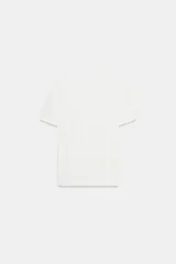Camiseta de cuello redondo y manga corta, con corte regular fit. Presenta una aplicación rectangular de organza en el pecho con texto bordado a contraste.