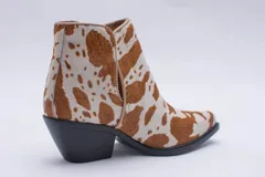 Texana de caña corta con diseño de animal print en color fucsia y negro. Presenta un taco bajo y aberturas laterales.