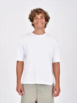 Remera blanca de manga corta y cuello redondo, corte holgado.