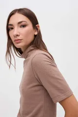 Remera de manga corta con cuello polera, confeccionada en tejido de textura diferenciada y calce ajustado al cuerpo.