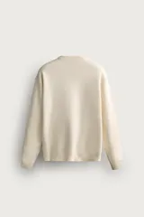 Sweater de punto regular fit, con diseño de rayas horizontales anchas en color gris y blanco, cuello redondo, manga larga y acabados en rib.