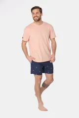 Short de baño azul marino con estampado sutil, cintura con elástico y cordón ajustable, bolsillos laterales y suspensor de malla interior.