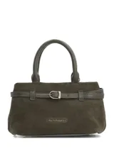 Cartera Hush Puppies de gamuza color verde militar, con doble asa de mano, detalle de cinturón con hebilla metálica y logo grabado en la parte frontal.