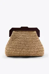 Bolso de mano tipo clutch confeccionado en rafia color beige con asa de madera oscura y cierre a presión. Decorado con dos peces bordados con cuentas y rafia de colores amarillo, marrón y verde.