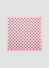 Pañuelo cuadrado de algodón en color rosado con estampado de lunares negros.