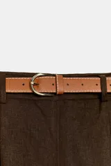Bermuda de tiro alto de lino y viscosa, color negro, con pinzas delanteras, perneras amplias y cinturón marrón claro incluido con hebilla metálica dorada.
