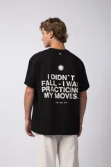 Remera de corte oversize color verde oliva, confeccionada en algodón premium. Presenta un diseño minimalista con un pequeño estampado frontal de un sol y el texto VCP Concept Studio, y una gráfica protagonista en la espalda.