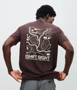 Remera de algodón peruano color marrón, con cuello redondo y mangas cortas. Presenta un diseño estampado en la espalda que ilustra un mapa topográfico con detalles de senderos y áreas naturales, acompañado de la frase Ishift Sight.
