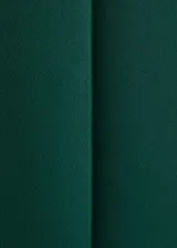 Pantalón de vestir tiro medio color verde oscuro, de corte recto y largo, con trabillas para cinturón y cierre oculto.