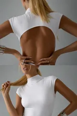 Body negro de manga corta y cuello alto, de tela elastizada.