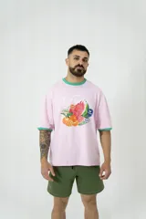 Short deportivo de lycra verde con cintura elástica ajustable con cordón, bolsillos laterales y logo bordado en color rosa.