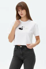 Remera cropped de algodón gris oscuro, con cuello redondo, manga corta y estampa frontal de conejo con estrellas.