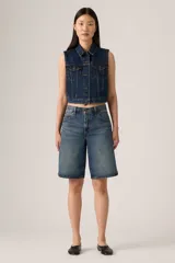 Short de jean estilo bermuda, tiro medio y corte holgado con efecto deslavado.