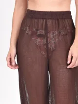Pantalon de tejido de red color marrón, de corte recto y tiro medio con cintura elástica.