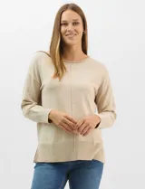 Buzo de tejido fino color amarillo, con cuello redondo, manga larga con puños acanalados y pespunte central vertical en el frente y la espalda. Presenta un ruedo ancho acanalado con tajos laterales.