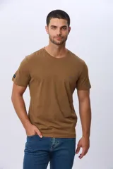 Remera lisa de manga corta y cuello redondo, color gris oscuro, de calce cómodo con pequeño logo bordado en el pecho.