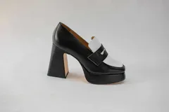 Mocasines color beige con estampado de piel de cocodrilo, plataforma y tacón cuadrado.