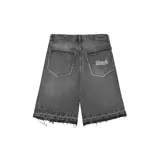 Bermuda de jean estilo baggy, color negro con efecto lavado. Presenta un corte amplio, bolsillos traseros con bordes deshilachados y detalle de bordado en uno de ellos. El ruedo también cuenta con un acabado deshilachado.