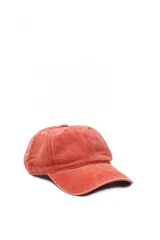 Gorra de béisbol color ladrillo con efecto gastado.