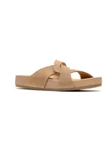 Sandalias tipo slide color tostado con tiras cruzadas de cuero y base plana de plataforma.