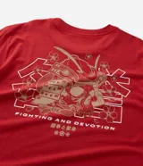 Remera de algodón color rojo, con cuello redondo y manga corta. Presenta un estampado frontal pequeño en el lado izquierdo del pecho con diseño gráfico y lettering Fighting and Devotion.