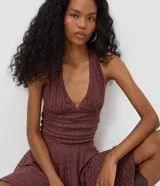 Vestido midi de encaje marrón con diseño halter, escote profundo, cintura ajustada y caída fluida.