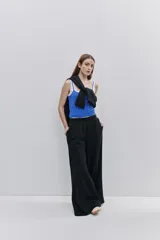 Babucha de calce relajado y silueta wide leg, color negro, confeccionada en tejido de algodón con interior suave. Cuenta con cintura elastizada y bolsillos laterales.
