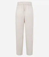 Pantalón fluido Marfinno modelo pijama, color blanco, confeccionado en viscolino. Cuenta con cintura elástica en la espalda, lazo de ajuste, pliegues frontales y bolsillos laterales.