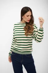 Buzo de tejido de punto con diseño de rayas horizontales en color verde y crema, cuello redondo y terminaciones acanaladas en puños y ruedo.