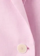 Blazer de lino color rosado, de diseño recto con cuello en pico y solapas con muesca. Cuenta con manga larga, dos bolsillos de ribete delanteros y cierre frontal de un botón.