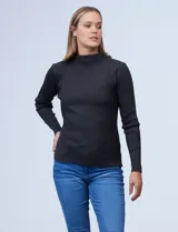 Buzo negro de tejido acanalado con cuello alto.