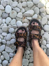 Sandalias con plataforma, tiras de ajuste con velcro y estampado animal print.