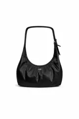 Cartera tipo hobo de color negro, confeccionada en poliéster con textura suave y acabado ligeramente satinado. Posee silueta curva, asa de hombro ajustable y un pequeño aplique metálico con el logo de la marca en la parte frontal.